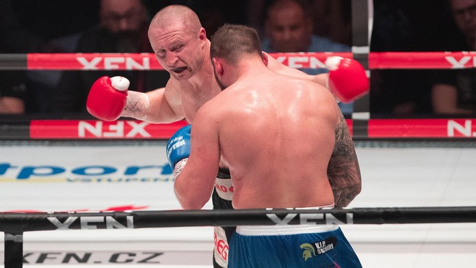 Švancara se objevil v ringu, při exhibici knokautoval boxera Konečného