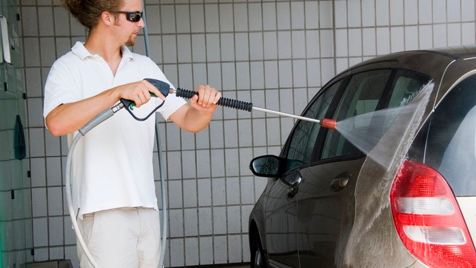 Nové bezkontaktní myčky: Jak správně čistit auto a nezničit ho?