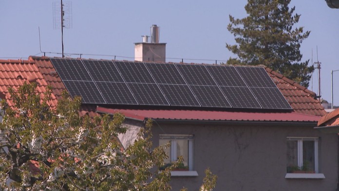 Solární panely na střeše domu