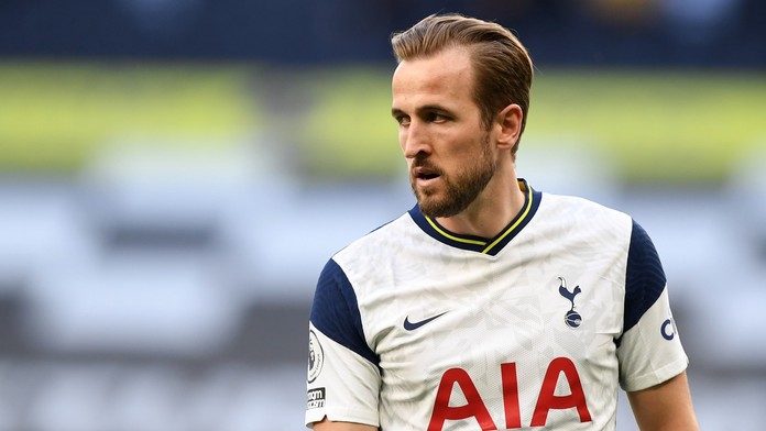 Letěli na zápas 31 hodin, ten se ale nehrál. Kane oddané fanoušky odměnil