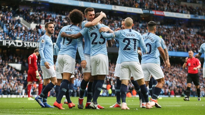 Chytrá reklama Man City: Nové dresy představují u Old Trafford!