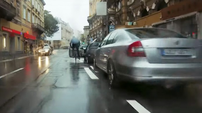 Znáte holandský chvat? Jednoduchý trik chrání cyklisty i dveře od auta