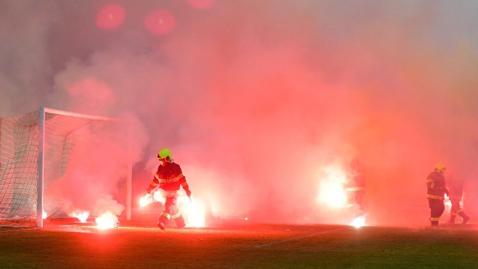 Ohnivé peklo: Chuligáni Sparty terorizovali fotbalovou Příbram!
