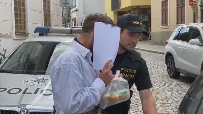 Muž měl napadnout přítelkyni i její matku. Obvinili ho z brutální vraždy