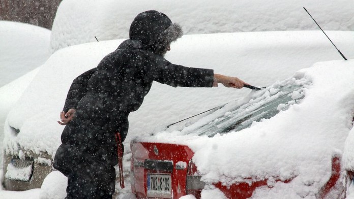 Čistíte auto od sněhu? Tato častá chyba se může zbytečně prodražit!