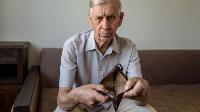 Spořil na důchod, nyní mu chodí stále míň peněz. Odbornice řekla, na co si dát pozor