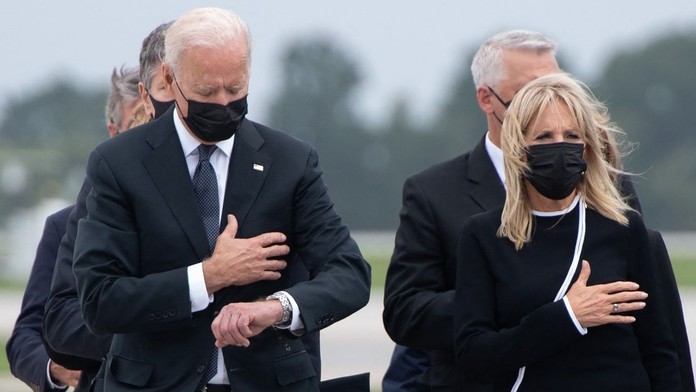 Biden se u rakví mrtvých vojáků díval na hodinky. Kritizuje ho i Trump