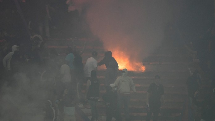 Peklo na stadionu: Protest fanoušků, hořící tribuna a konec po dvou minutách