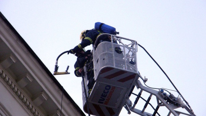 Chlapeček (1) zavřel matku na balkoně a spolykal její antikoncepci