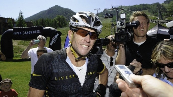 Armstrong už zase seděl na kole