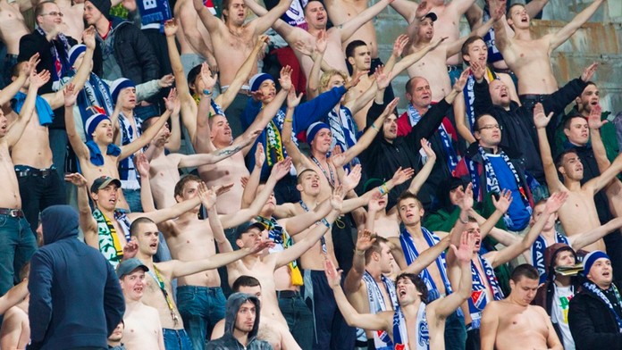 Fanoušci Baníku napadli hlídku strážníků, tři skončili v poutech
