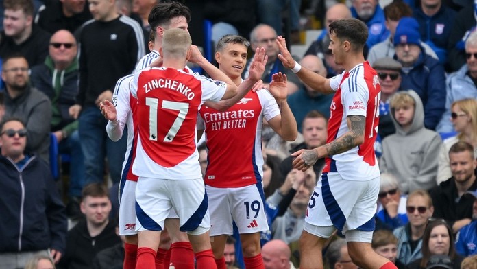 Arsenal oddálil mistrovské oslavy Liverpoolu. Chelsea otočila v závěru