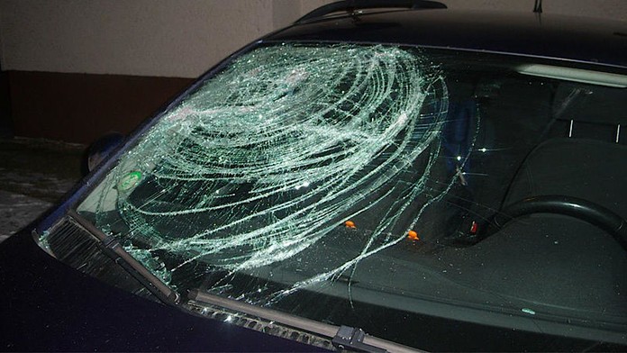 Zaměstnancům v Třinci se nelíbila výplata, šéfovi rozbili auto lopatou