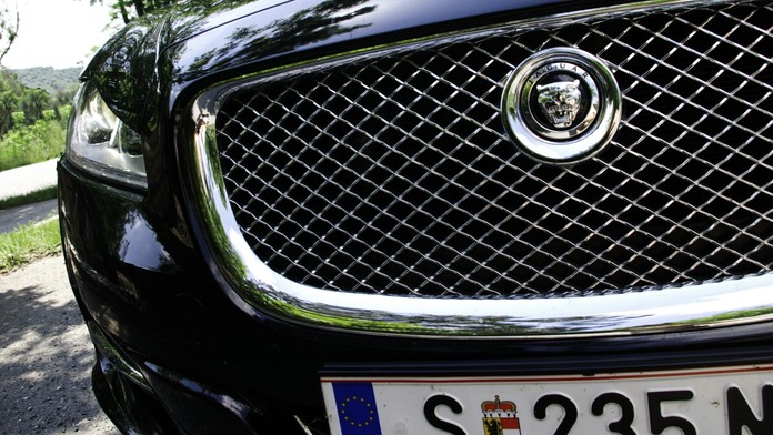 UKRADLI JAGUARA! Zloděj odvezl z autosalonu AUTA ZA 3 MILIONY