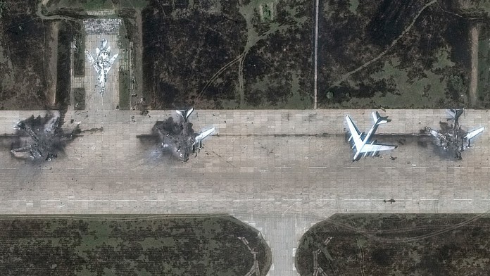 Satelitní snímek ukazující rozsah škod způsobených ukrajinským útokem na ruské bombardéry