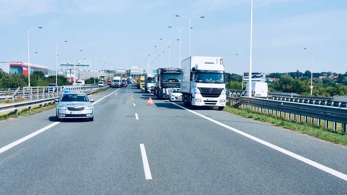 Dva lidé zemřeli po srážce kamionu s dodávkou na Pražském okruhu