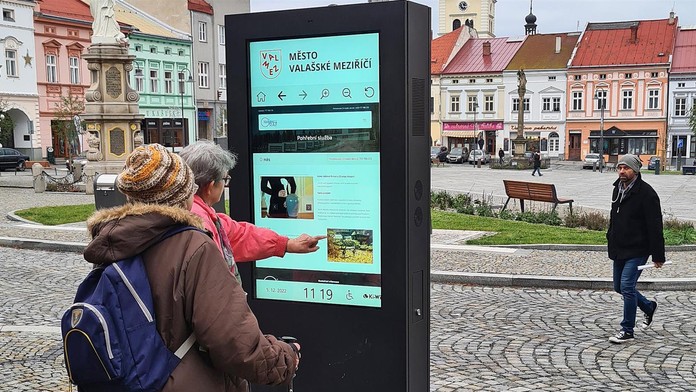Elektronický kiosek na náměstí ve Valašském meziříčí