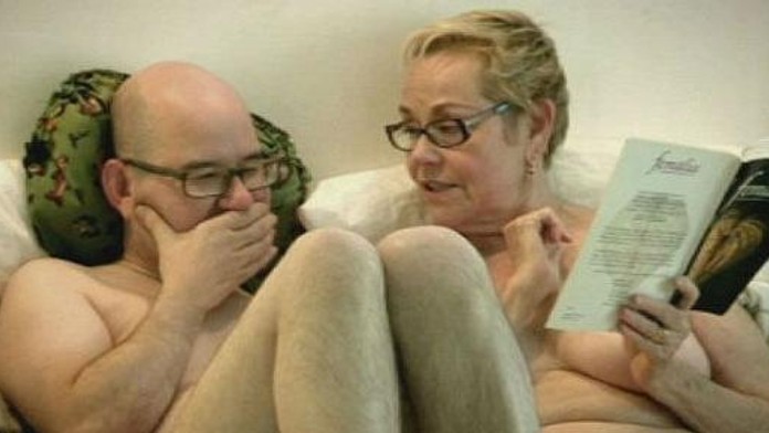 Clive (45) přijde o panictví s terapeutkou Cheryl (68)! Bude to v televizi!
