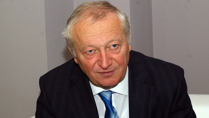 Janota děsí politiky. Chce jim spočítat předvolební sliby