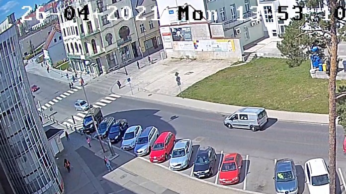 Bezohledný řidič srazil na přechodu seniorku a ujel. Poznáte ho?