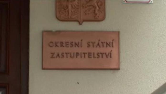 Státní zástupci plácali svoji kolegyni po zadku, ta si na ně stěžuje