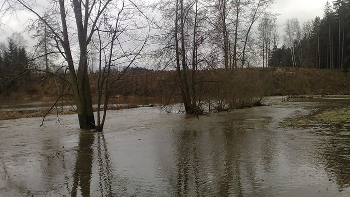 Hladiny řek klesají, na Šumavě hrozí sněhová kalamita. Napadne až 30 centimetrů