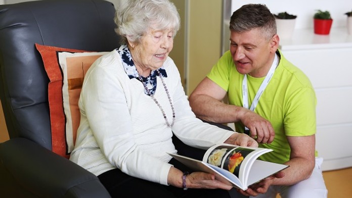Nahlédněte, jak vypadá den pečovatele v ALZHEIMER HOME