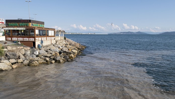 Istanbul svírá odporný sliz z moře. Něco s tím uděláme, slibuje Erdogan