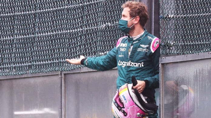 Frajer Vettel. Kolegiálně zastavil u Norrise, poté kritizoval šéfa F1