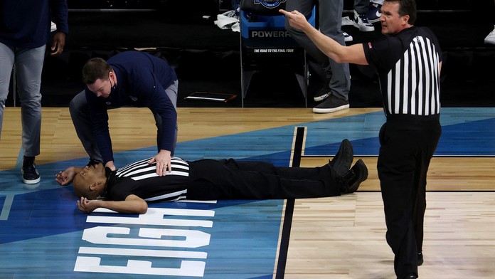 Děsivý moment! Basketbalový rozhodčí omdlel během utkání