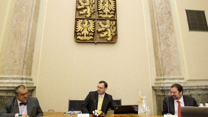 Vláda navrhuje rozpustit šest stran a hnutí