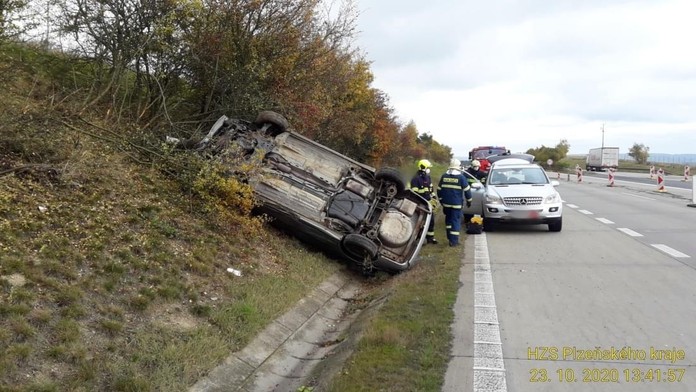 Nehoda na dálnici D5. Řidička nezvládla řízení a skončila v příkopu