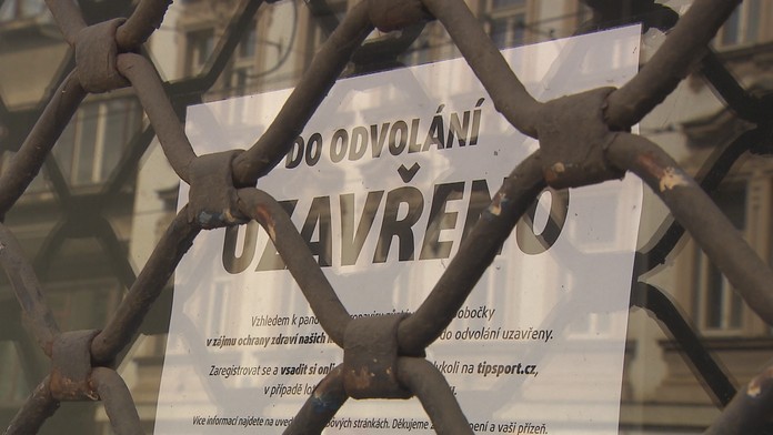 Koronavirus drtí české firmy! Čtvrtina propouští, jiné sahají lidem na mzdy