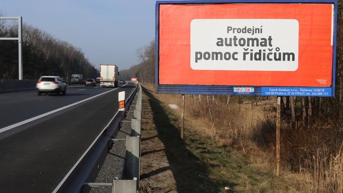 Trik majitelů billboardů? Za poutač opravdu schovali tenhle nesmysl