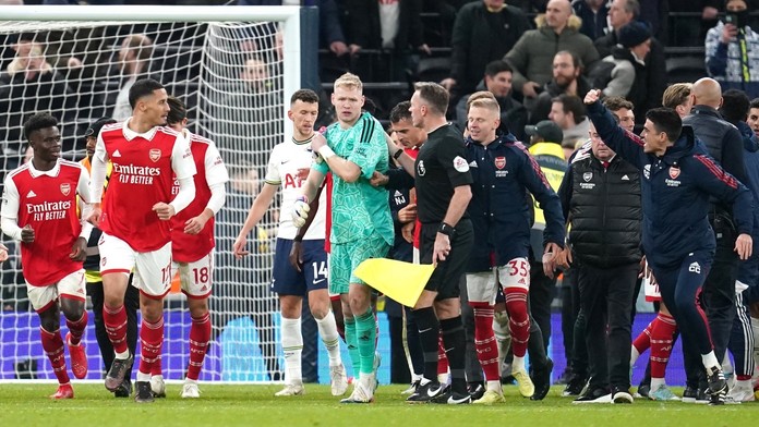 Čtyři roky bez fotbalu. Fanoušek napadl brankáře Arsenalu a dostal tvrdý trest