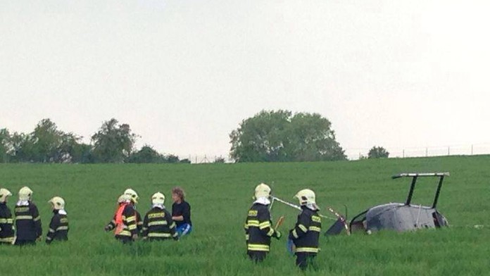 U Prahy se zřítil vrtulník při vyhlídkovém letu. Na palubě měl i děti