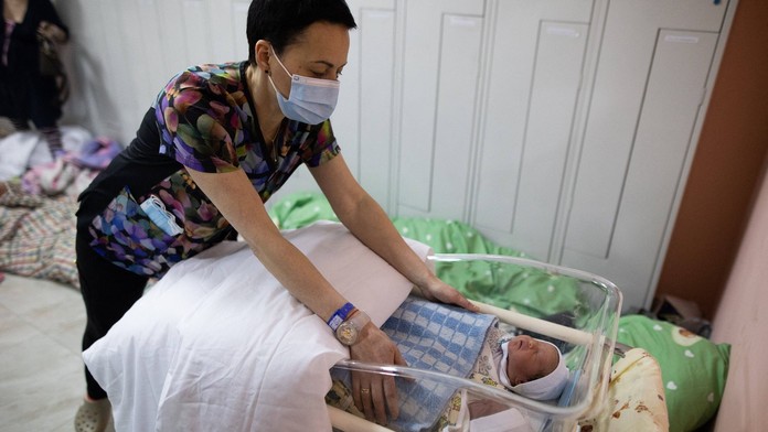 Přes 20 miminek v Kyjevě čeká na své rodiče. Ti si pro ně ze zahraničí nemohou přijet