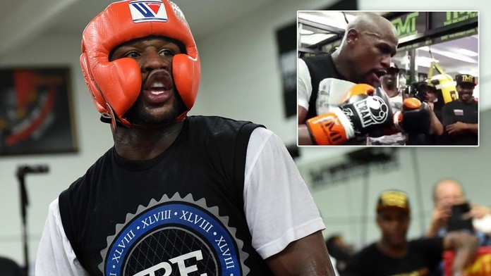 Zase provokuje. Mayweather trénoval s balíkem peněz v ruce!
