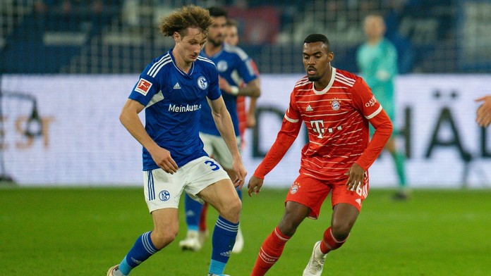 Alex Král v zápase proti Bayernu Mnichov