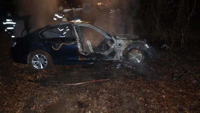 Řidič si chtěl zkrátit cestu přes les, shořelo mu luxusní BMW