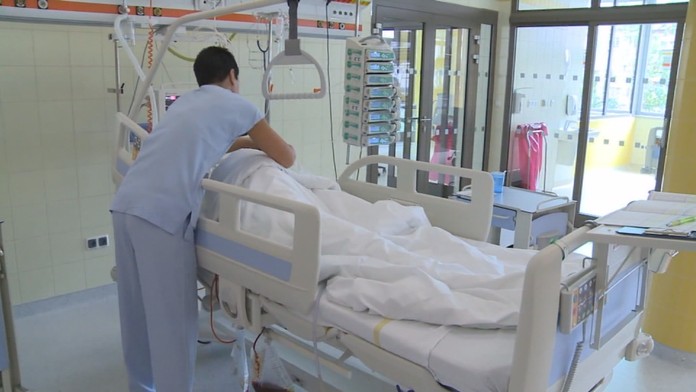 Nemocnice se brzy zaplní, umírat může přes 100 lidí denně, varuje ÚZIS