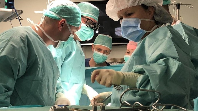 Žena v USA zemřela po transplantaci plic infikovaných koronavirem