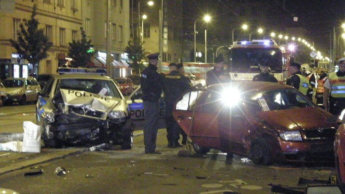Šestnáctiletý mladík ve fabii smetl při honičce v Praze policejní vůz