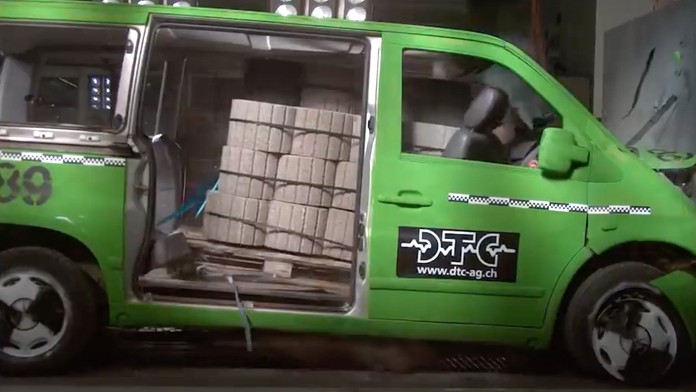 Crash test naložené dodávky: Co se stane s řidičem? Není to hezký pohled