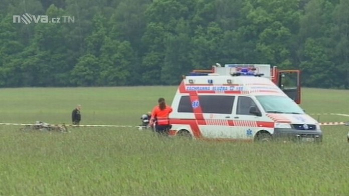 V Českých Budějovicích spadl vrtulník. V plamenech zemřeli dva lidé