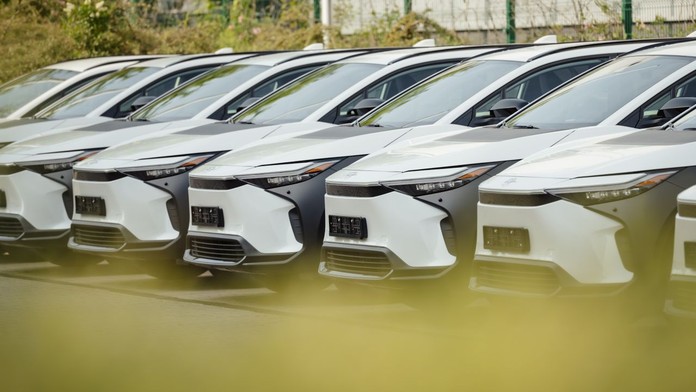 Úředníci už přebírají elektromobily za stovky milionů. Toyota jich dodá státu 500