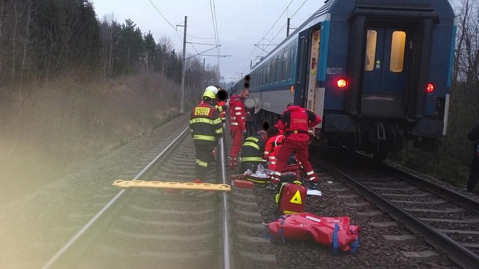 Chlapce (15) a dívku (14) srazil vlak u zastávky, na místě zemřeli