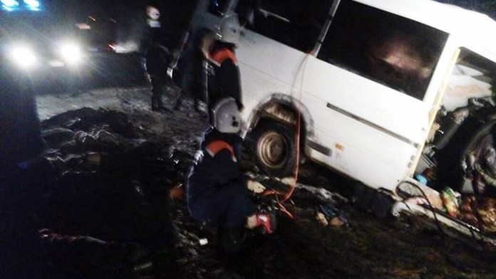 Mikrobus se v Rusku srazil s náklaďákem, zemřelo 15 lidí!