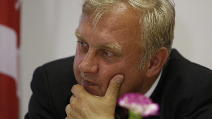 350 milionů eur jsem nekradl, tvrdí na Twitteru falešný Ransdorf!