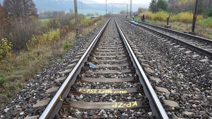 Dívky se držely za ruce a šly v mlze po kolejích, přejel je vlak